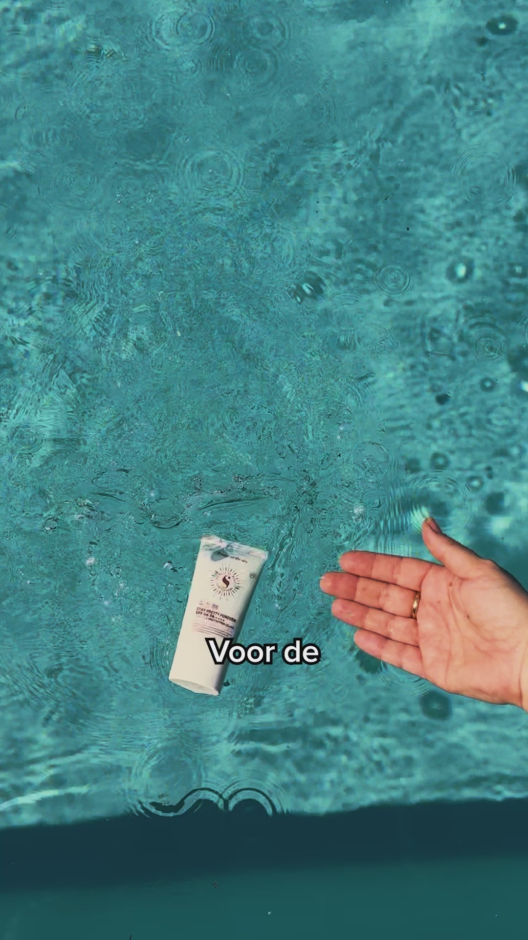 Vrouw brengt Skin for Skin SPF 46 dagcrème aan in zonlicht