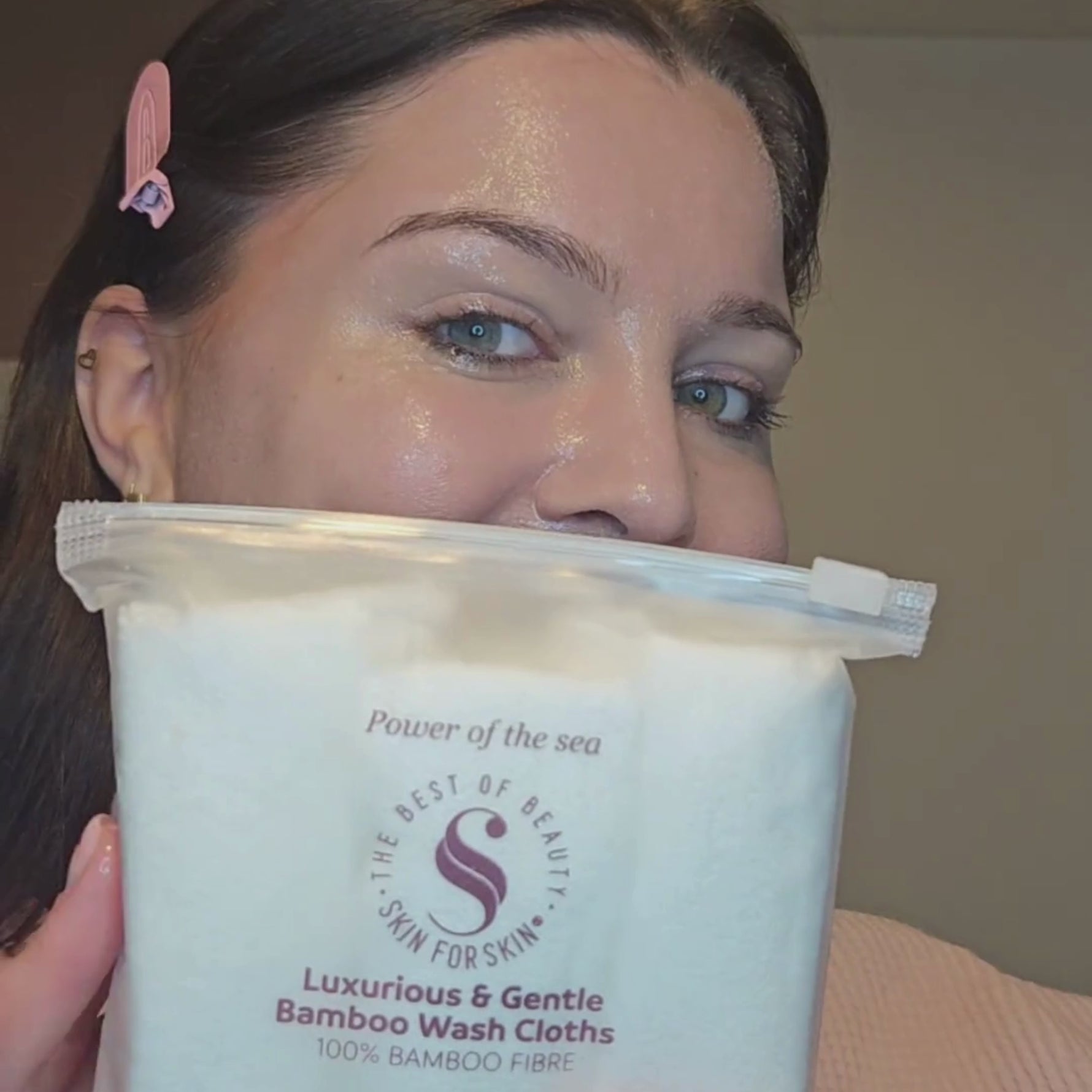 Klant gebruikt reinigings doekjes van Skin for Skin