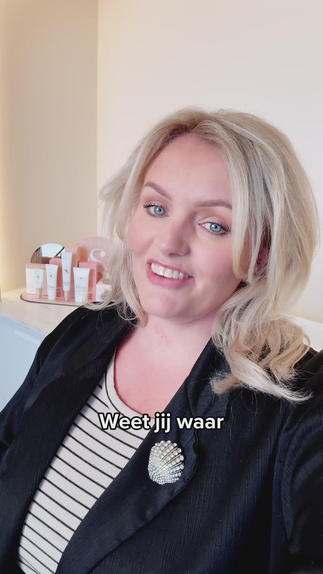 Skin for Skin medewerker die uitleg geeft over supplementen