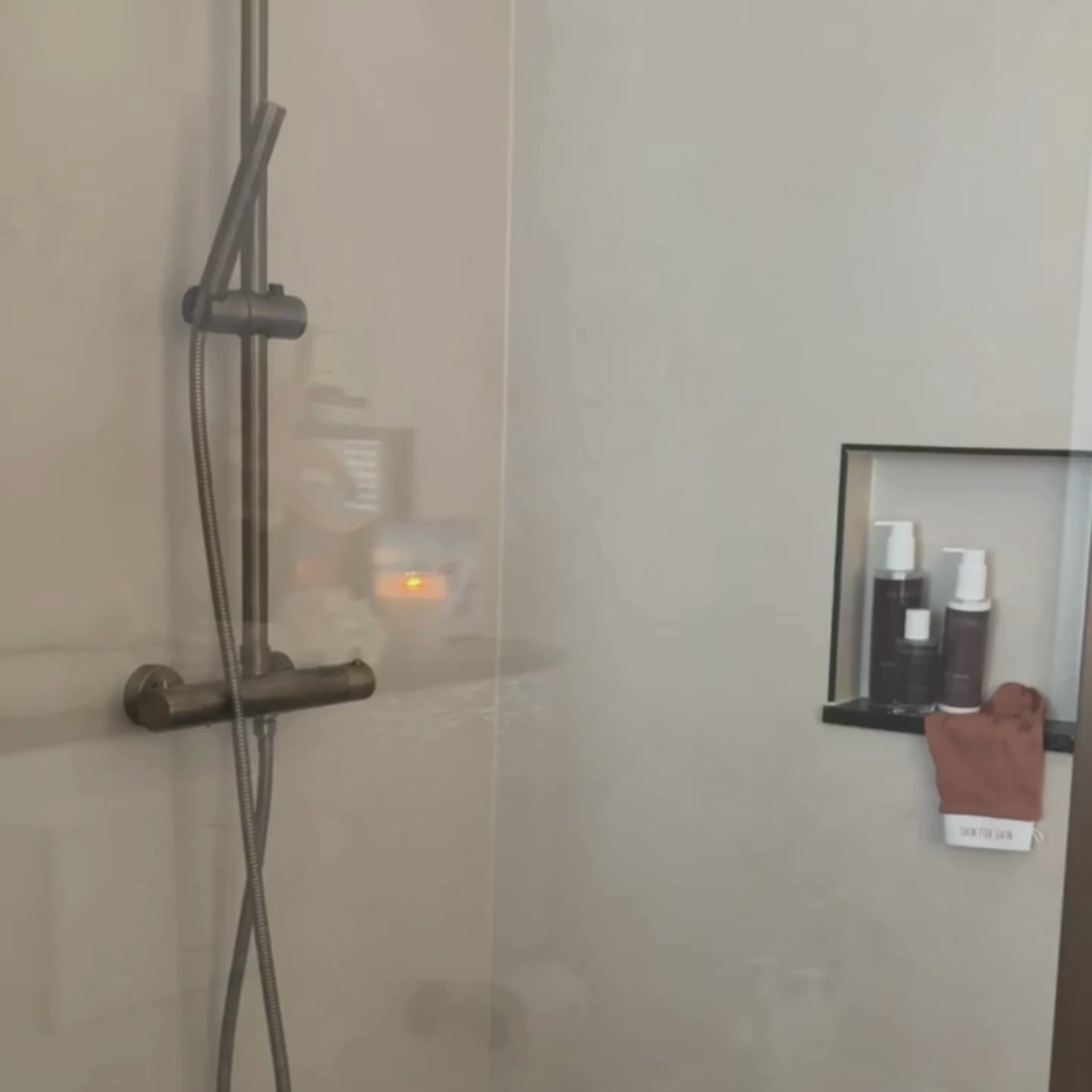 Het gebruik van de Body Wash Midnight Bloom van Skin for Skin onder de douche