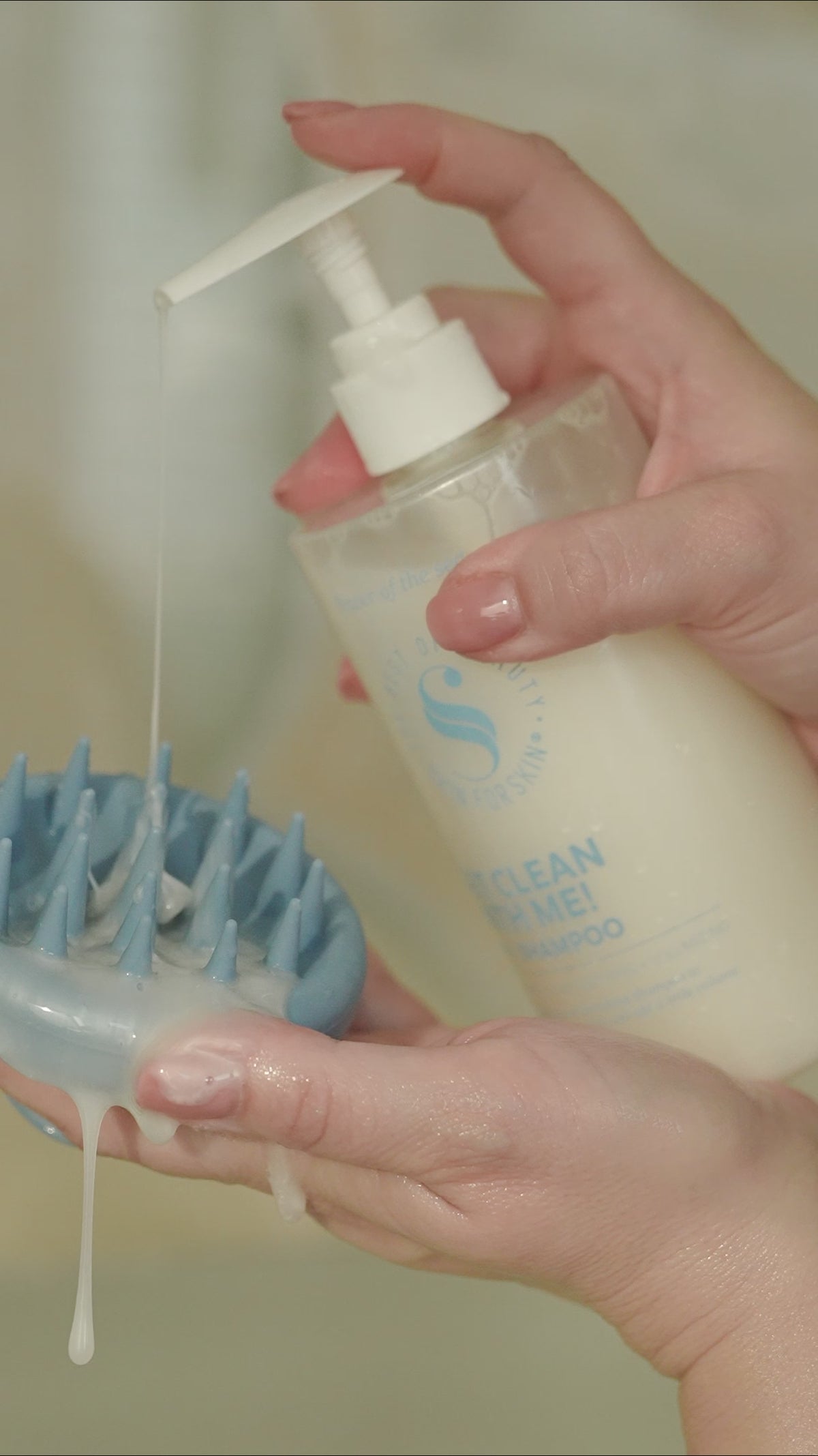 Gebruik van de haar massage borstel van Skin for Skin video