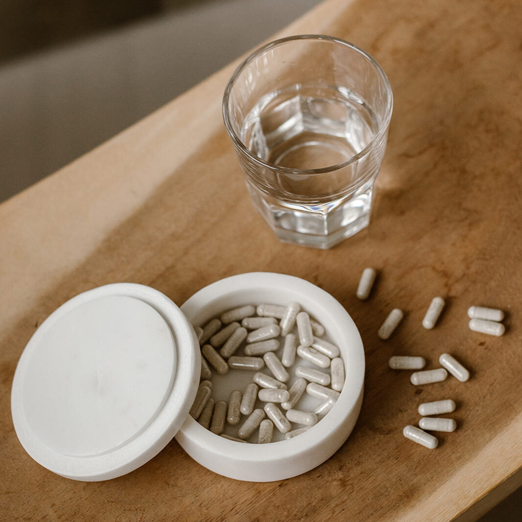 Skin for Skin natief viscollageencapsules naast een glas water.